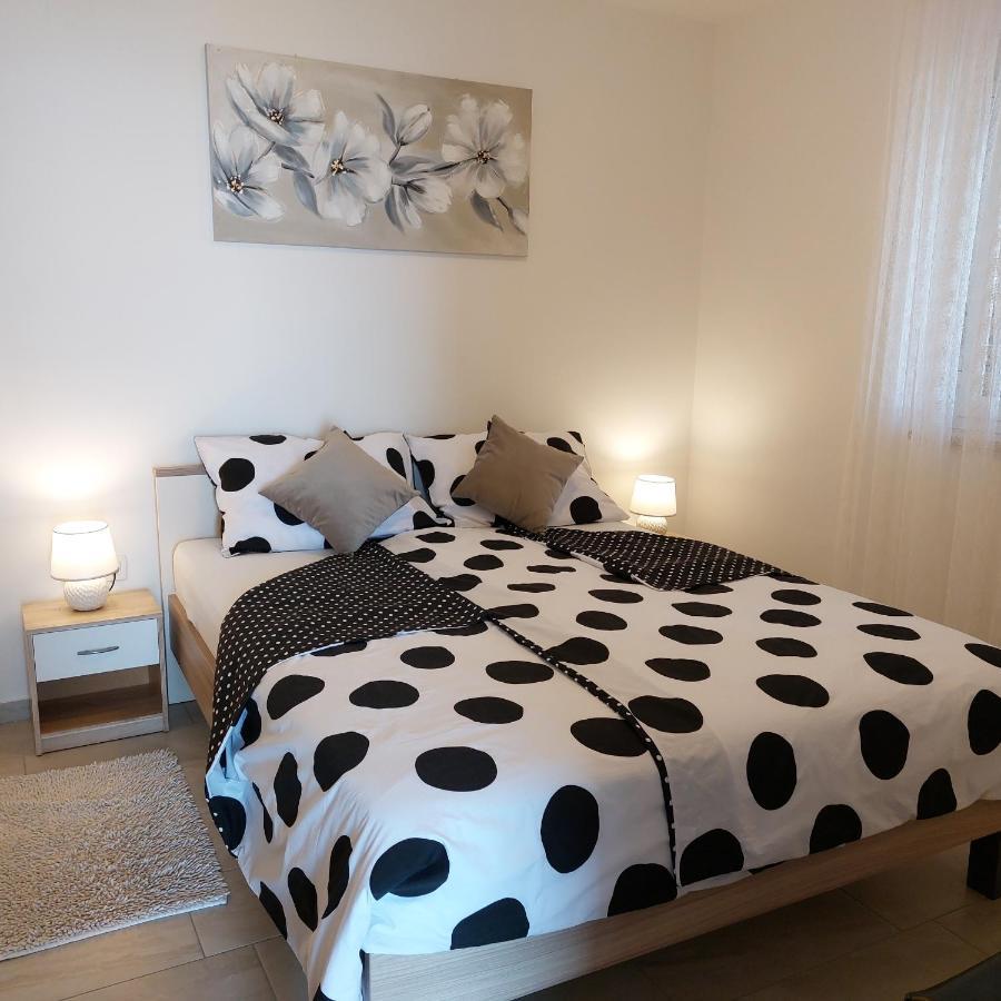 Apartments Sara 로브란 외부 사진