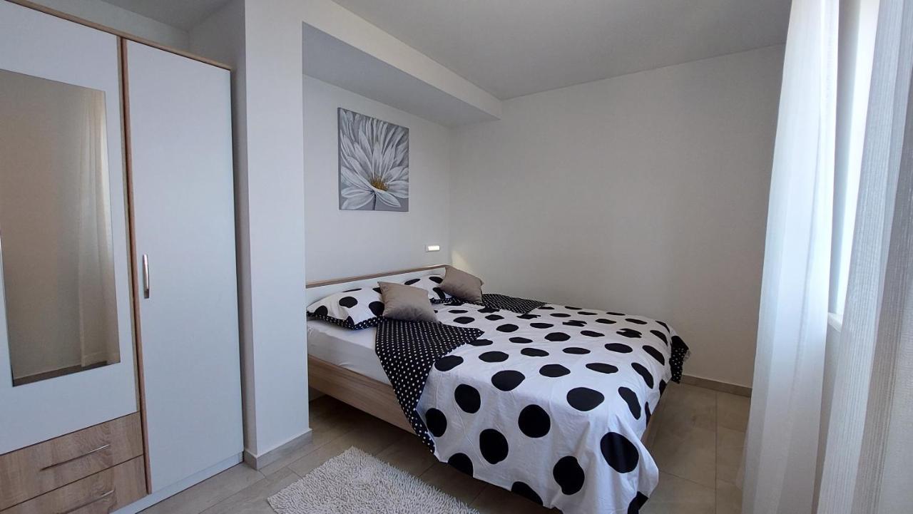 Apartments Sara 로브란 외부 사진